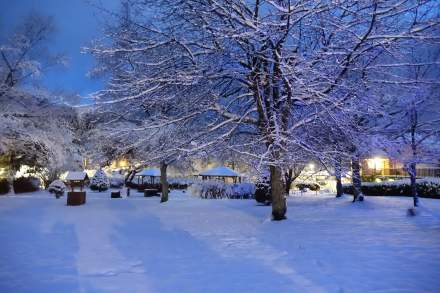Terrasse illuminée de nuit au Domaine du Haut Jardin pendant les fêtes de Noël