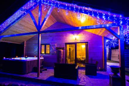 lit d'une chambre love room avec décoration romantique dans les vosges près de l'alsace