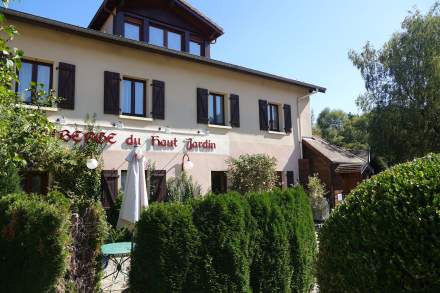 Chambre d'hôtel romantique avec cheminée dans les vosges